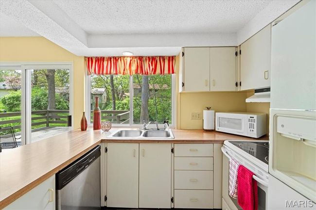 Bright and sunny kitchen | Image 11