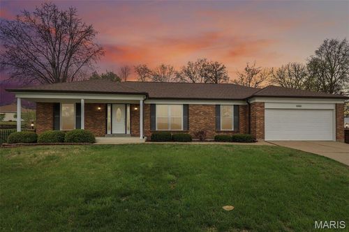 5421 Regalway Dr, Saint Louis, MO, 63129-1551 | Card Image