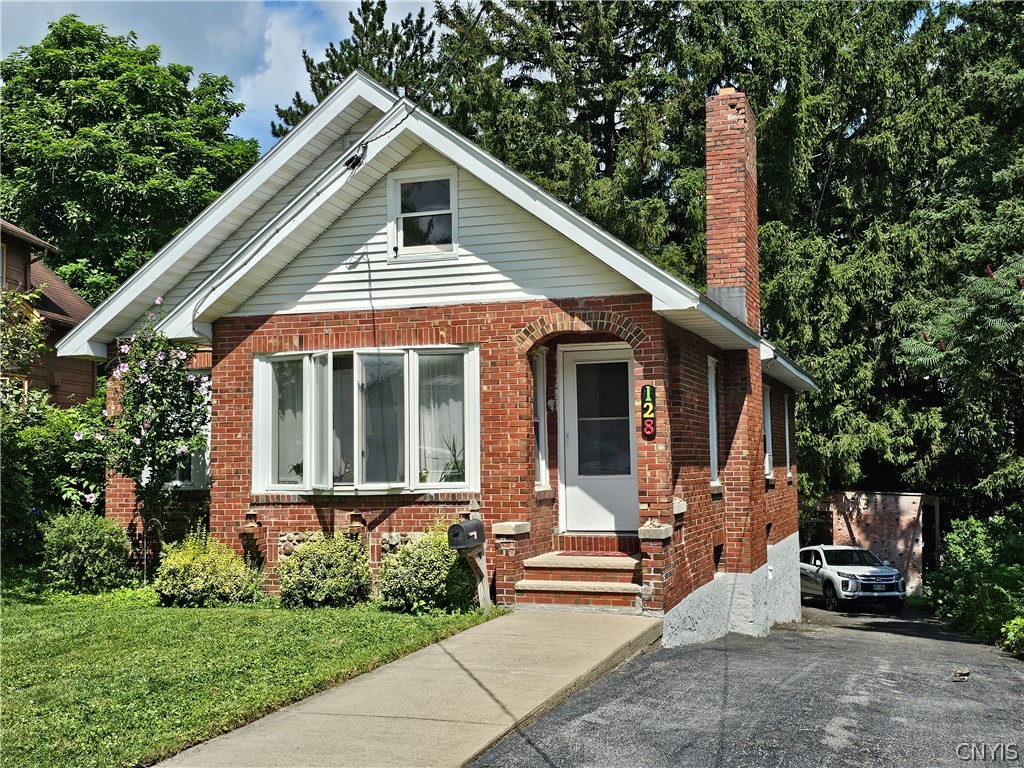 Cresline Dr, Syracuse, NY 13206