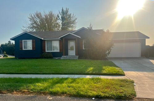 4802 Sierra Dr, Pasco, WA, 99301-8130 | Card Image