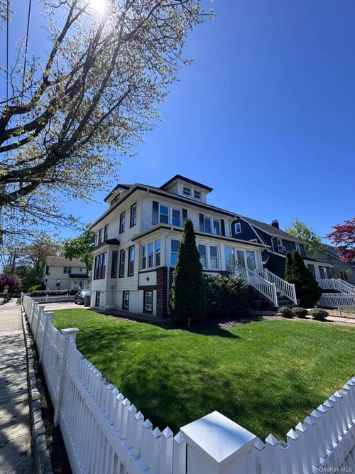 2 Leach St, Lynbrook, NY, 11563-2417 | Card Image