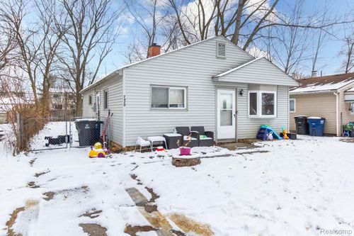7420 Cavell St, Westland, MI, 48185-2608 | Card Image