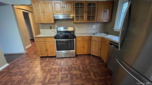 16 Garfield Ave, Valley Stream, NY, 11580-2922 | Card Image