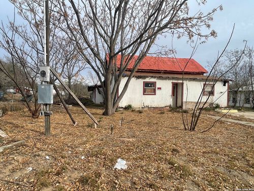 712 Devine Dr, Devine, TX, 78016-2210 | Card Image