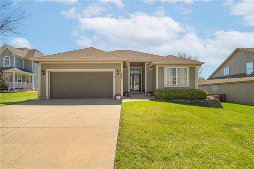 955 Nw Maplewood Ct, Grain Valley, MO, 64029-7210 | Card Image
