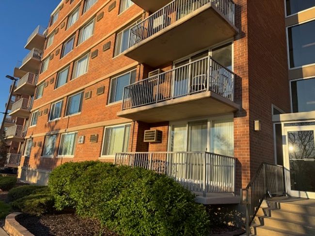 APT-4C - 2211 S Highland Ave, Condo with 2 bedrooms, 2 bathrooms and 2 parking in Lombard IL | Image 4
