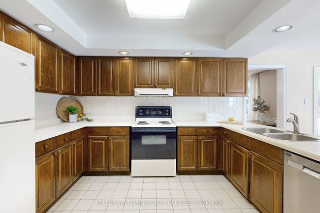 32 Petch Cres, House other with 4 bedrooms, 3 bathrooms and 4 parking in Aurora ON | Image 10