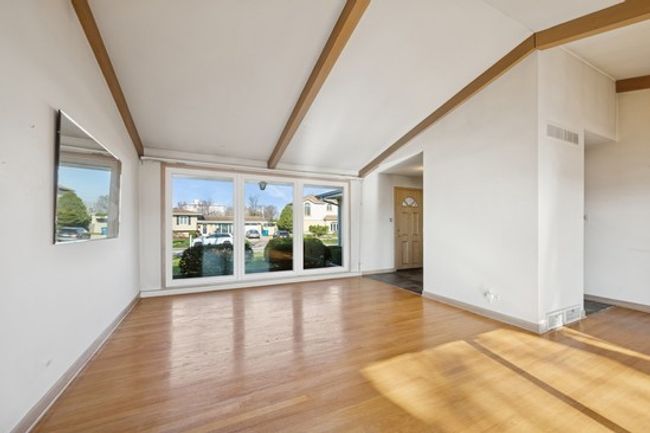 5623 N Manor Ln, House other with 3 bedrooms, 2 bathrooms and 2 parking in CHICAGO IL | Image 4