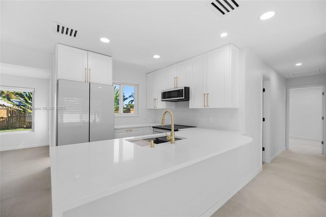 211 Sw 14 Th St, House other with 3 bedrooms, 2 bathrooms and null parking in Pompano Beach FL | Image 11