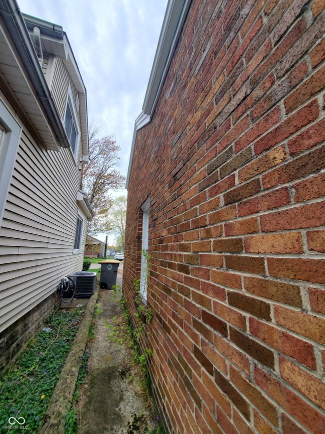 Side Exterior | Image 4