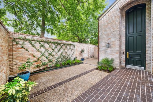 4 River Hollow Ln, Houston, TX, 77027-9402 | Card Image