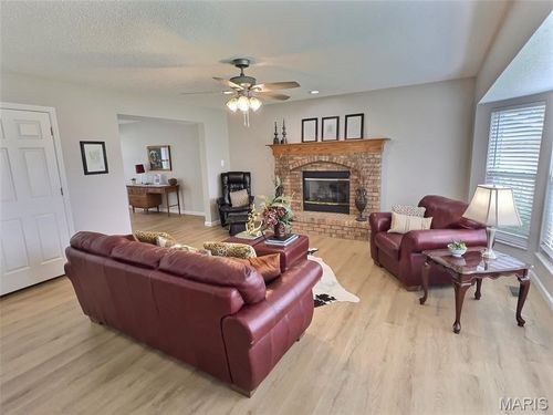 1118 Treeshade Dr, Saint Peters, MO, 63376-3886 | Card Image