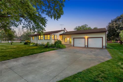 804 31st Ave, Middle Amana, IA, 52307-7721 | Card Image