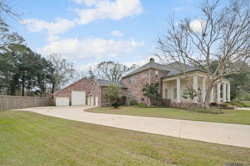 6895 Hunters Way, Denham Springs, LA, 70726-5640 | Card Image