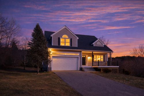 26 Moffat St, Portsmouth, NH, 03801-5325 | Card Image