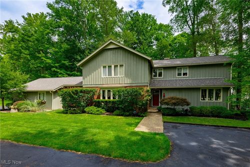 33 Cascade Dr, Chagrin Falls, OH, 44022-4238 | Card Image