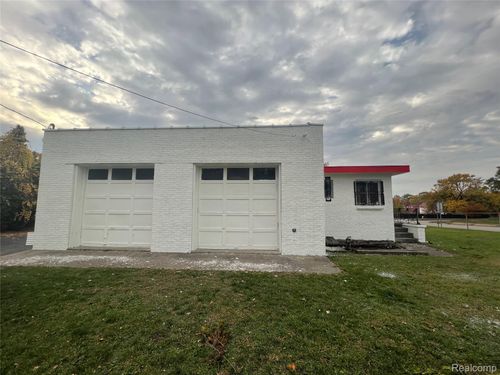 556 Auburn Ave, Pontiac, MI, 48342-3220 | Card Image