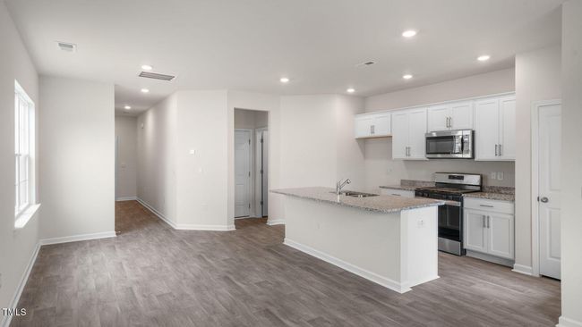 Living and Dining Area | Image 12