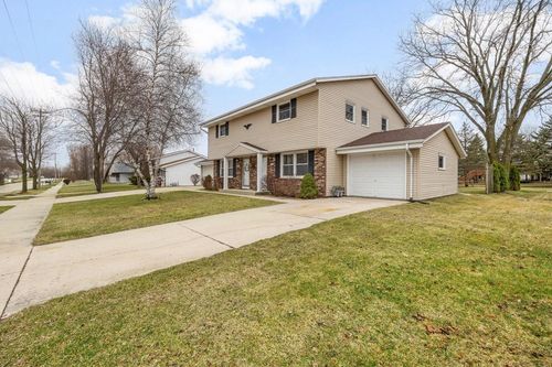 2419 Deerfield Drive, West Bend, WI, 53090 | Card Image