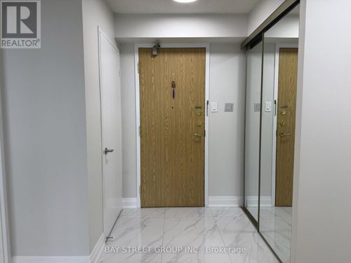 807-300 Alton Towers Circle, Toronto (Milliken), ON, M1V4X9 | Card Image