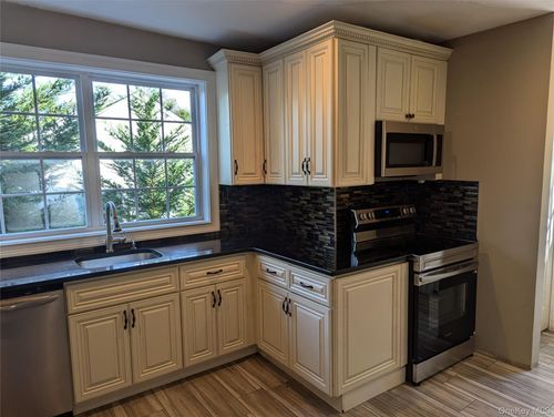 12 Maple Ct, Bay Shore, NY, 11706-8726 | Card Image