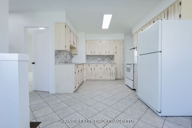 853 Queens Ave, House other with 3 bedrooms, 1 bathrooms and 2 parking in London ON | Image 4