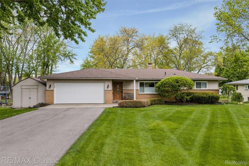 804 Bonita Dr, White Lake, MI, 48383-2821 | Card Image