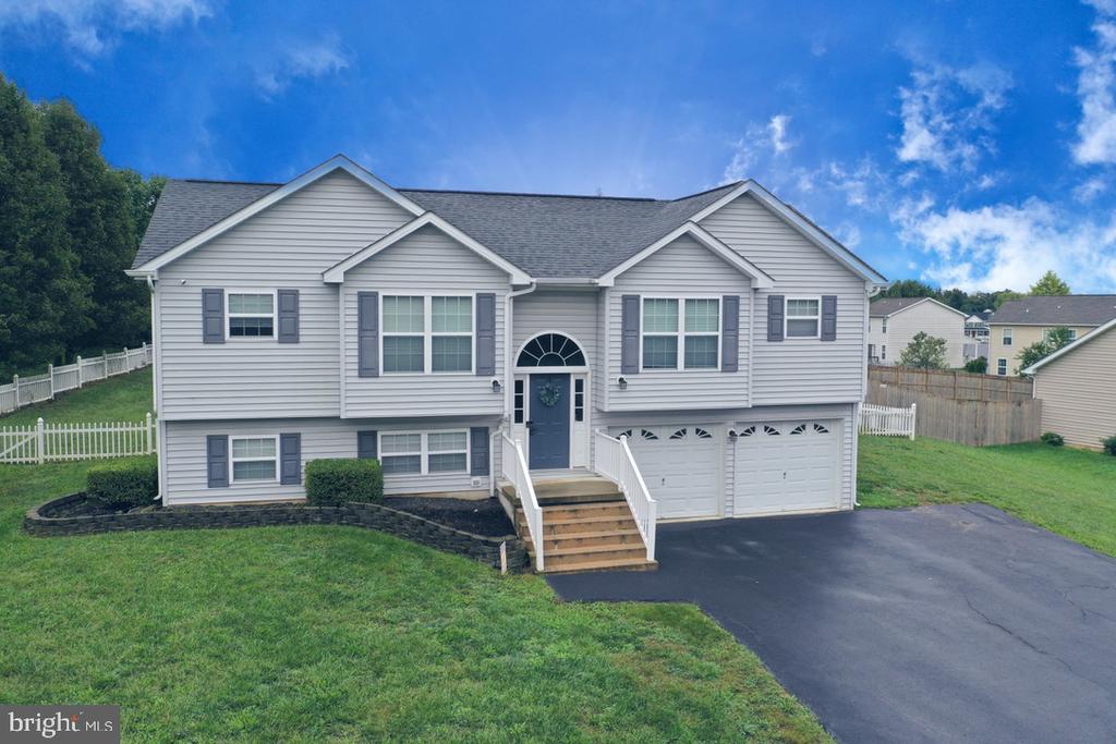 Dinali Dr, Martinsburg, WV 25403