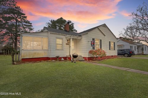811 Clark Ave, New Bern, NC, 28560-2311 | Card Image