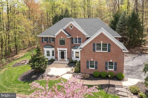 5572 Northwood Dr, CENTER VALLEY, PA, 18034-8814 | Card Image