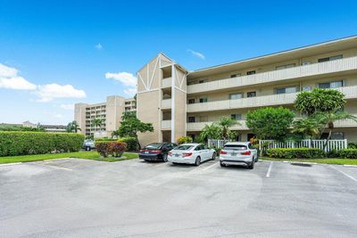 401 - 7286 Huntington Lane, Condo with 2 bedrooms, 2 bathrooms and null parking in Delray Beach FL | Image 3