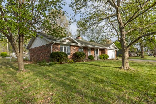 824 Highland Dr, Aurora, MO, 65605-1922 | Card Image