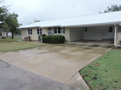 1701 N Trent Street N, House other with 3 bedrooms, 2 bathrooms and null parking in Goldthwaite TX | Image 3