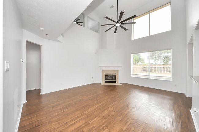 1605 Spring Glen Ln, House other with 5 bedrooms, 4 bathrooms and 2 parking in Pearland TX | Image 5