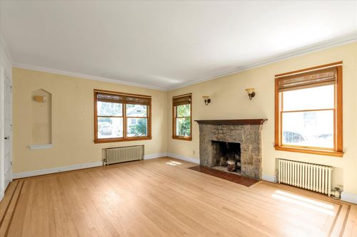 18 Hathaway Dr, Garden City, NY, 11530-1016 | Card Image