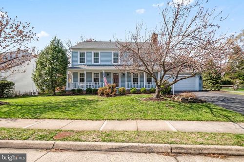 8942 Kenilworth Dr, Burke, VA, 22015-2175 | Card Image