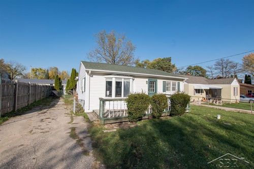 1147 Harriet St, Mount Morris, MI, 48458-1604 | Card Image