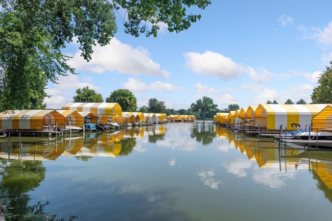 Dock up to a 36 FT boat at this quiet Lake Minnetonka protective cove. | Image 4