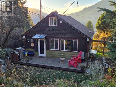 701 7 Th St, House other with 2 bedrooms, 1 bathrooms and 3 parking in Nelson BC | Image 1