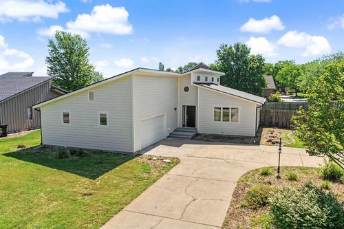 837 Golfview Ct, Salina, KS, 67401-8401 | Card Image