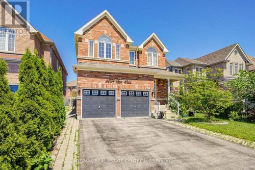 3275 Tacc Dr, Mississauga, ON, L5M0H4 | Card Image