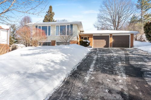 812 Hillside Dr, Kingston, ON, K7M5Y8 | Card Image