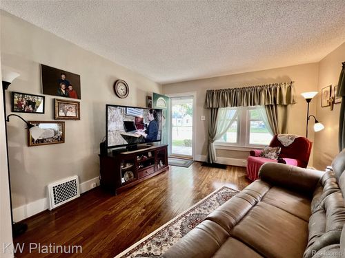2421 Hancock St, Port Huron, MI, 48060-2635 | Card Image