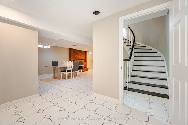 166 Killian Rd, House other with 5 bedrooms, 4 bathrooms and 2 parking in Maple ON | Image 37