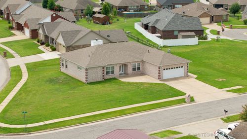 1220 Se 14th St, Pryor, OK, 74361-7819 | Card Image