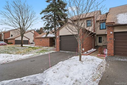 102-6680 Ridgefield Circle, West Bloomfield Charter Township, MI, 48322 | Card Image
