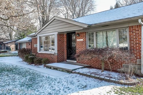 541 Cloverlawn St, East China, MI, 48054-4199 | Card Image