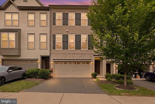 8112 Honey Bee Way, Manassas Park, VA, 20111-7225 | Card Image