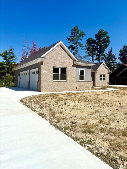1296 Blue Ridge Pkwy, White Lake, MI, 48383-3965 | Card Image
