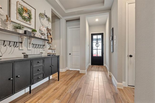 Spacious entryway | Image 4